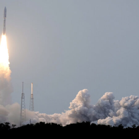 Американская ракета с российским двигателем вывела на орбиту спутники Amazon