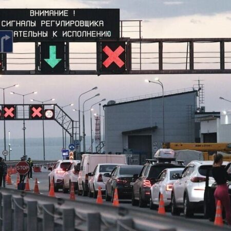 Затор на Крымском мосту: скопилось почти 900 машин