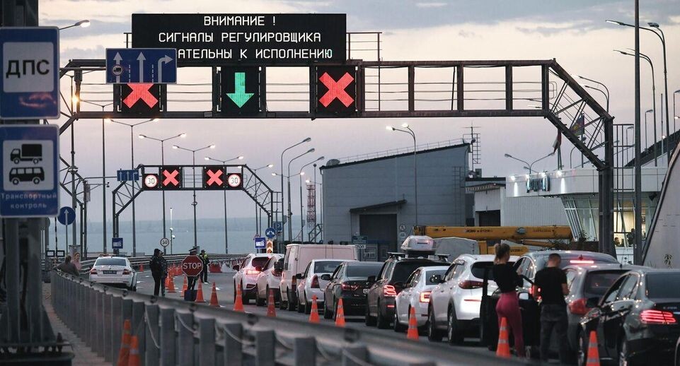 Preview Затор на Крымском мосту: скопилось почти 900 машин