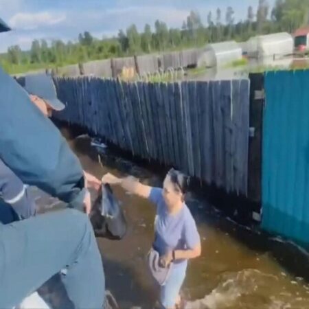 В Чите река вышла из берегов и затапливает город