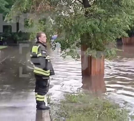 Запад Москвы затопило после мощного ливня