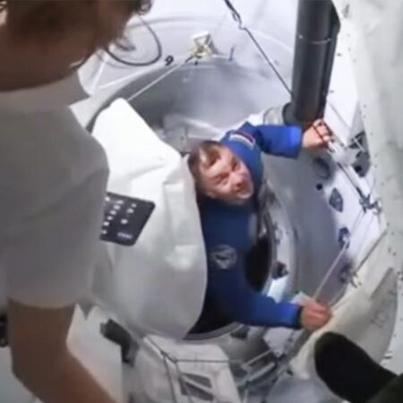 Корабль Crew Dragon с российским космонавтом Платоновым пристыковался к МКС