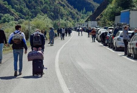 Многодневные пробки на границе с Грузией: дальнобойщики и туристы жалуются на длительное ожидание