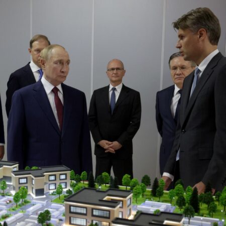 Владимир Путин осмотрел выставку о научно-образовательной инфраструктуре в Сарове