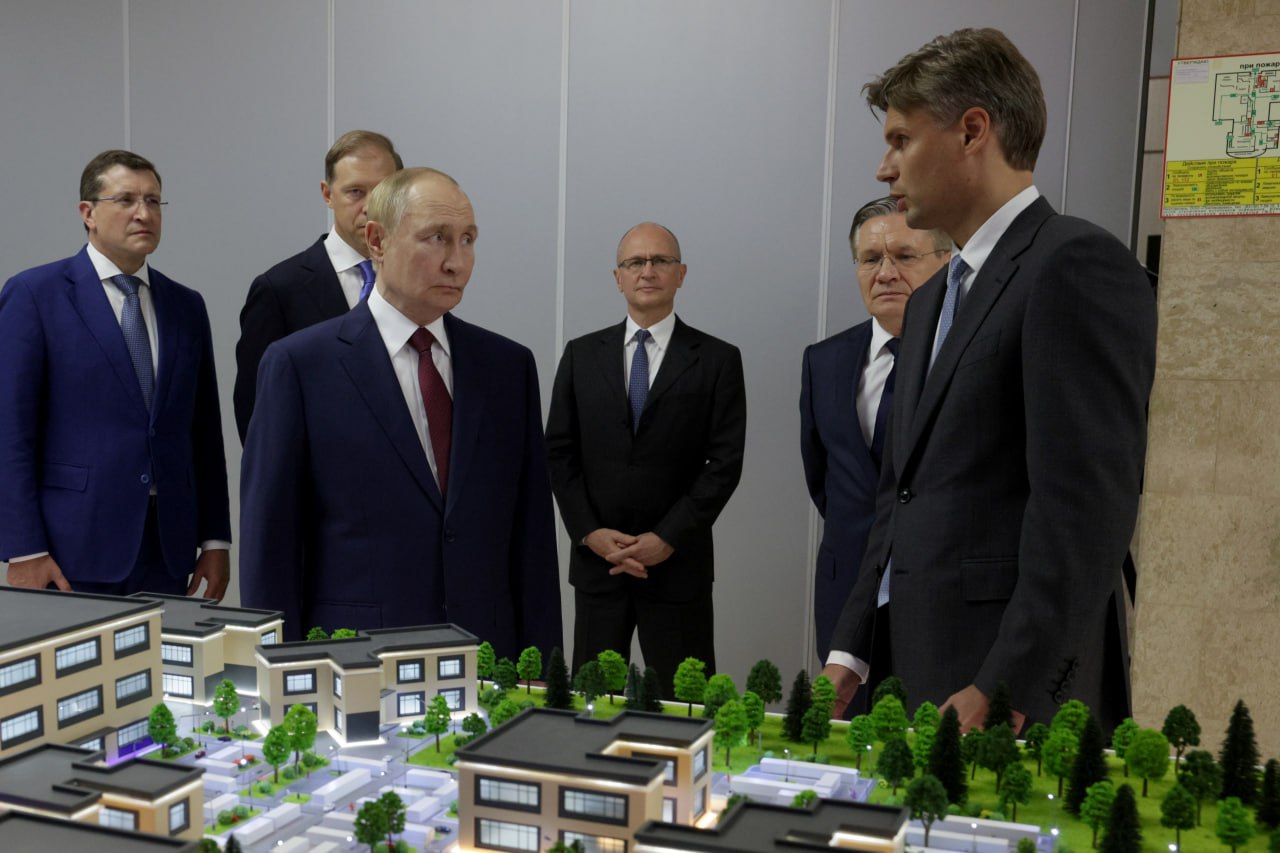 Preview Владимир Путин осмотрел выставку о научно-образовательной инфраструктуре в Сарове