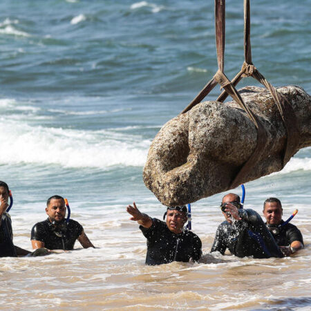 Три монументальные статуи подняты из морских глубин у побережья Египта