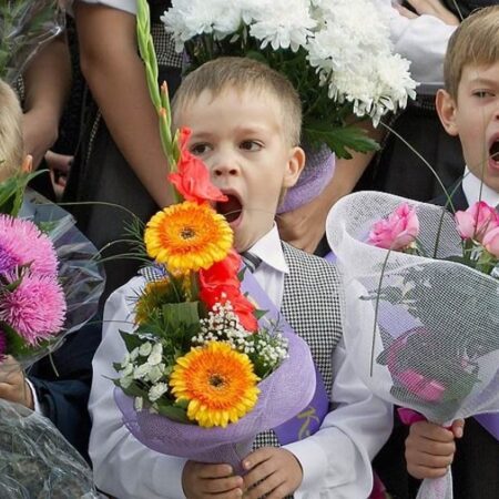 Цветы к 1 сентября: сколько потратят родители школьников в этом году?