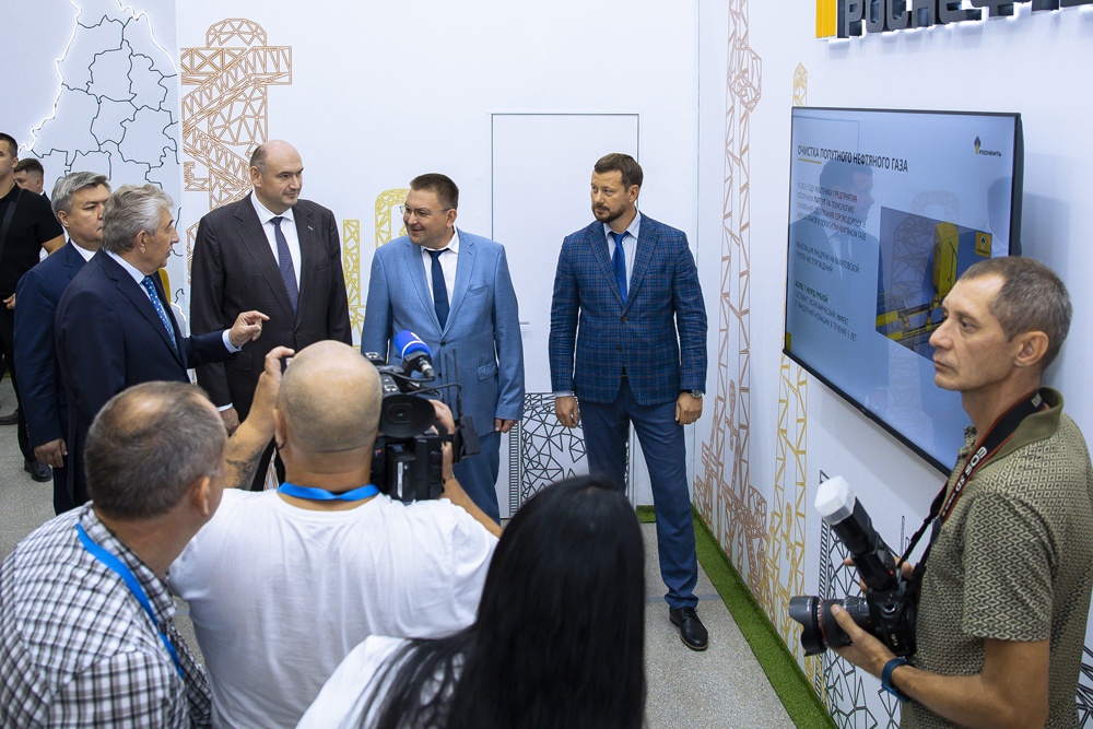Preview Временно исполняющий обязанности губернатора Оренбургской области посетил выставку нефтегазовой отрасли