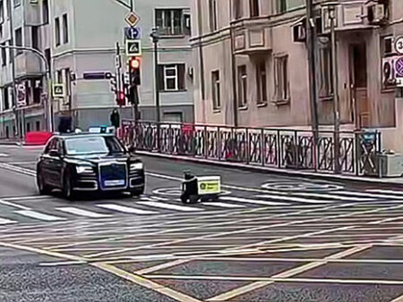 Робот-курьер на перекрестке не уступил дорогу спецкортежу