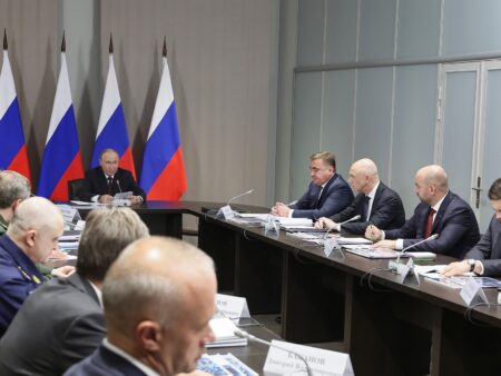 Владимир Путин провел совещание по вопросам развития двигателестроения в Самаре