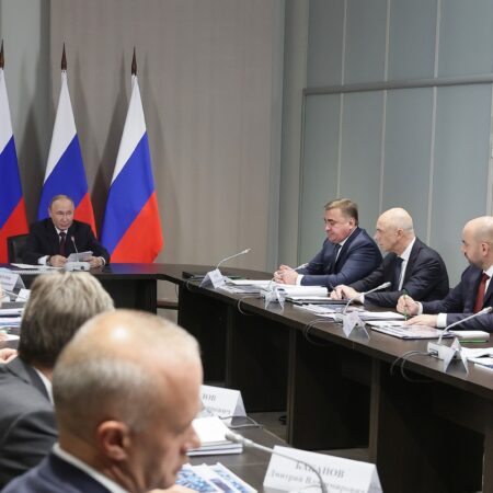 Владимир Путин провел совещание по вопросам развития двигателестроения в Самаре