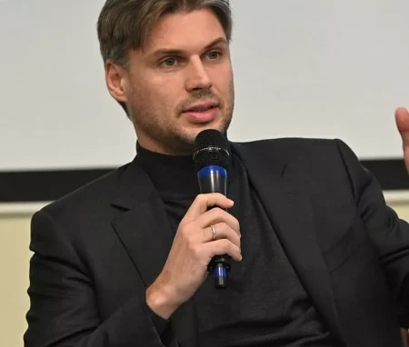 Дмитрий Баканов из Роскосмоса открыл матч КХЛ символическим вбрасыванием