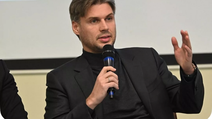 Preview Дмитрий Баканов из Роскосмоса открыл матч КХЛ символическим вбрасыванием