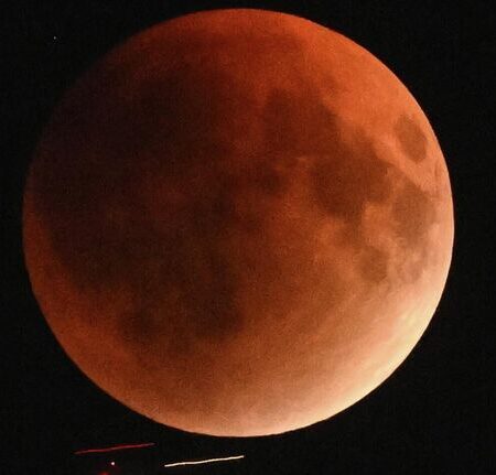 Загадка Лунного Затмения 2025: Присутствие Аэрозолей в Атмосфере Земли