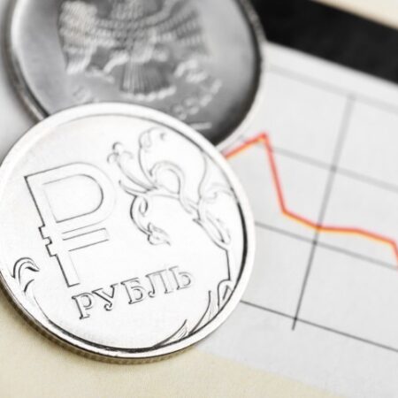 Резкое ослабление рубля осенью: основные факторы и прогнозы