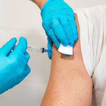 В США изучают возможную связь между вакцинацией от COVID-19 и смертями 25 детей