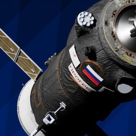 Грузовой корабль «Прогресс МС-32» доставил на МКС современный скафандр