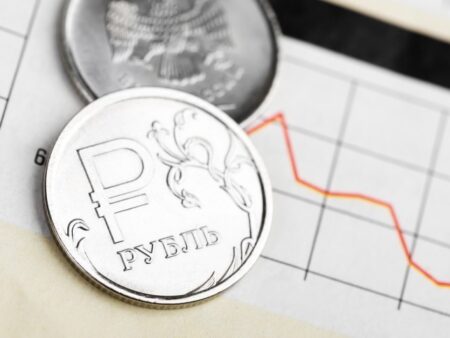 Рубль ожидает ослабление: эксперты назвали причины падения до 92,6 за доллар к концу года