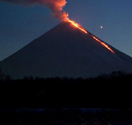 Вулкан Ключевской на Камчатке: новый шлейф пепла достиг трех километров