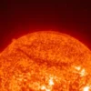 Мощная вспышка на Солнце: выброс плазмы движется к Земле
