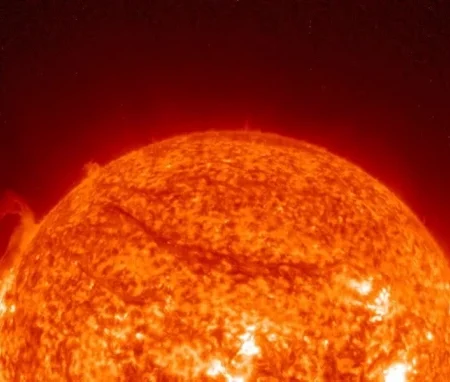 Мощная вспышка на Солнце: выброс плазмы движется к Земле