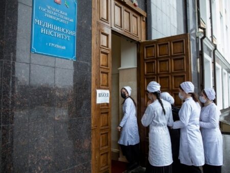 Госдума поддержала обязательную отработку для выпускников-медиков