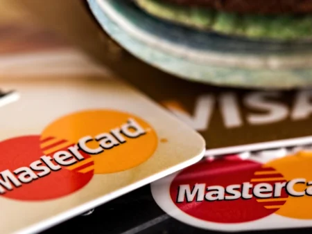 Visa и Mastercard в России: никаких резких движений с истекающими картами