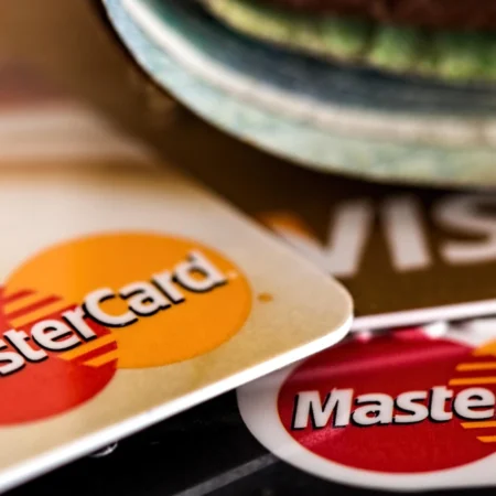 Visa и Mastercard в России: никаких резких движений с истекающими картами