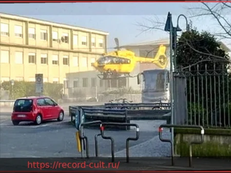 В Бергамо школьник ранил ножом учительницу перед школой: ее состояние тяжелое