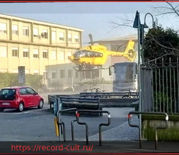 В Бергамо школьник ранил ножом учительницу перед школой: ее состояние тяжелое