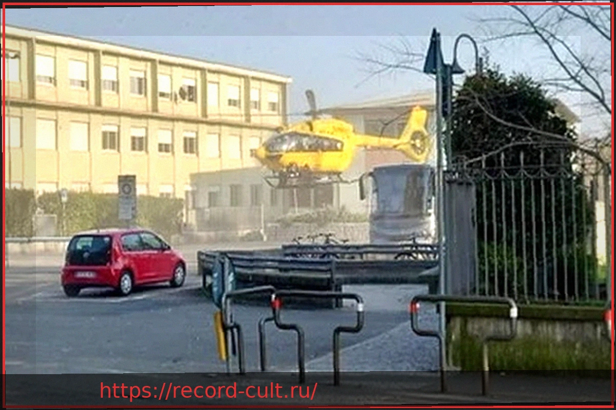 Preview В Бергамо школьник ранил ножом учительницу перед школой: ее состояние тяжелое