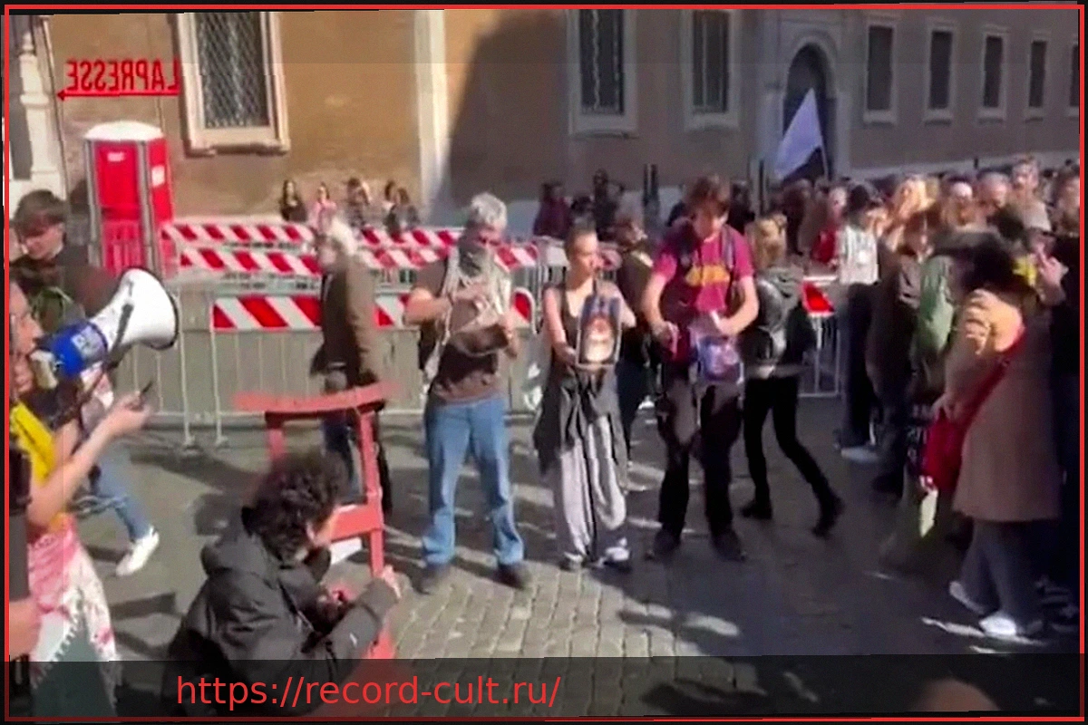 Preview Скандал на Демонстрации в Риме: Перевернутое Фото Мелони и Картонная Гильотина