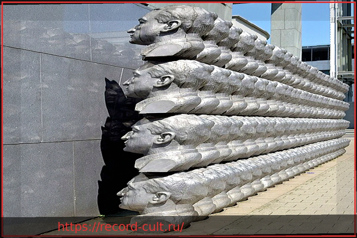 Preview Выставка Ханса Купельвизера: Искусство, Сформированное Экскаватором