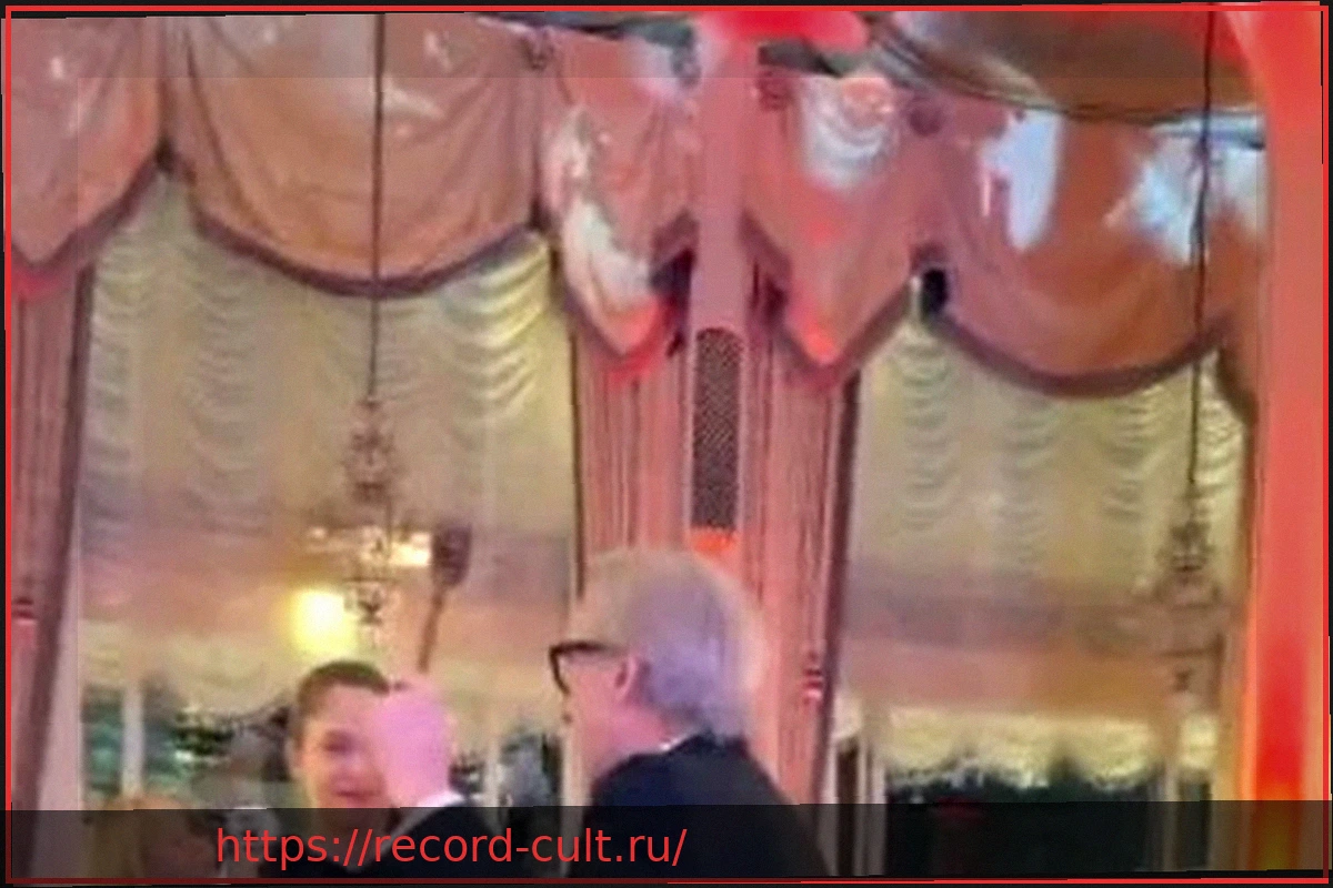 Preview Флавио Бриаторе приобрел уникальный шлем Шарля Леклера за 120 000 евро: пилот в недоумении