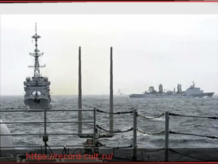 Британский авианосец преследовал корабль ВМС России: опасное сближение, что произошло