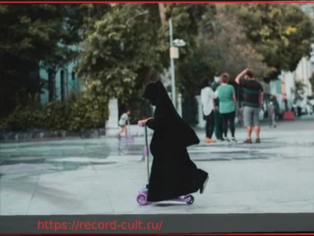 Инцидент в Ливорно: 12-летнюю девочку запугивали и угрожали из-за одежды